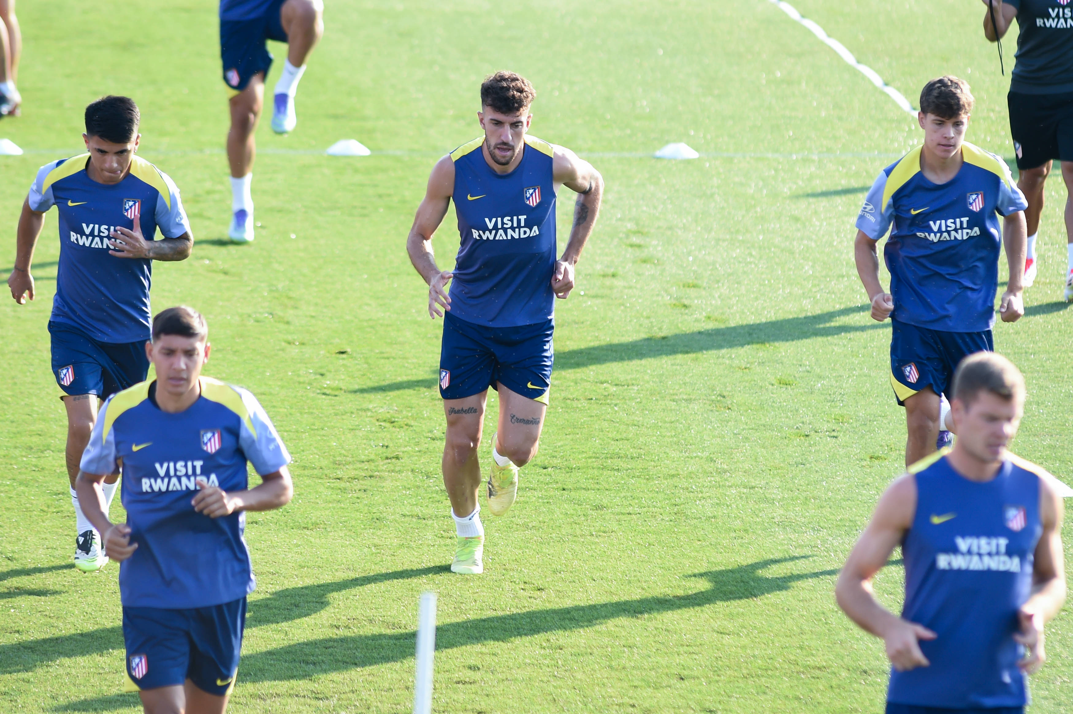 （体育）足球：马德里竞技一队备战新赛季