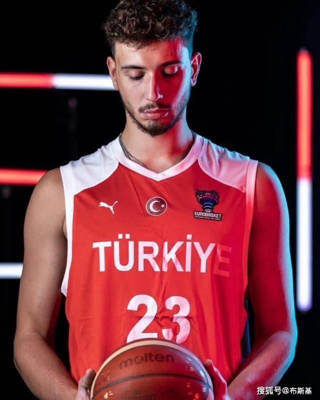 16+8+7首战完爆波津!申京创土耳其篮球史纪录,NBA官方亲自点赞