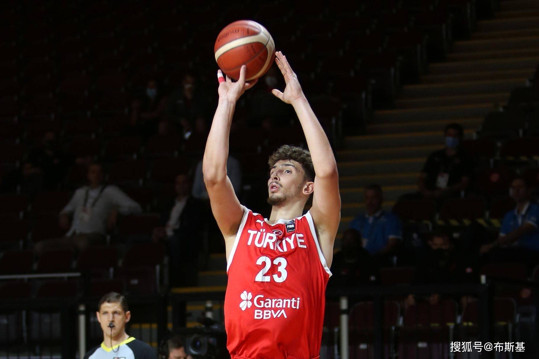 16+8+7首战完爆波津!申京创土耳其篮球史纪录,NBA官方亲自点赞