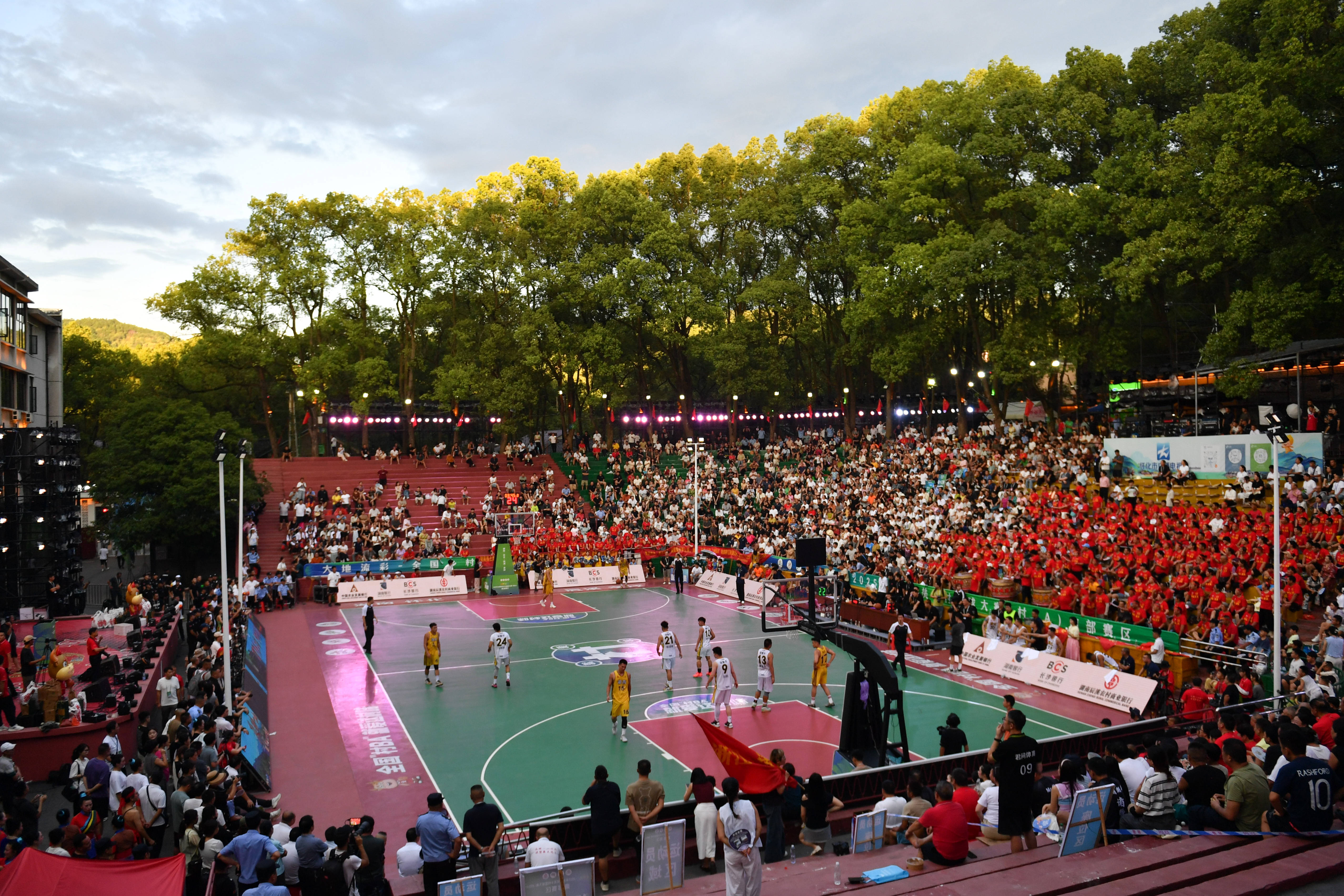 (体育)篮球——2025年全国和美乡村篮球大赛南部赛区落幕