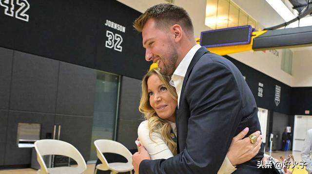 湖人队小老板珍妮·巴斯身着东契奇球衣,亮相欧洲锦标赛揭幕战