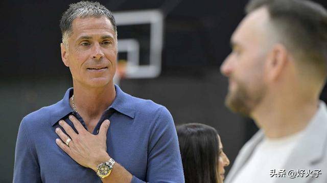 湖人队小老板珍妮·巴斯身着东契奇球衣,亮相欧洲锦标赛揭幕战