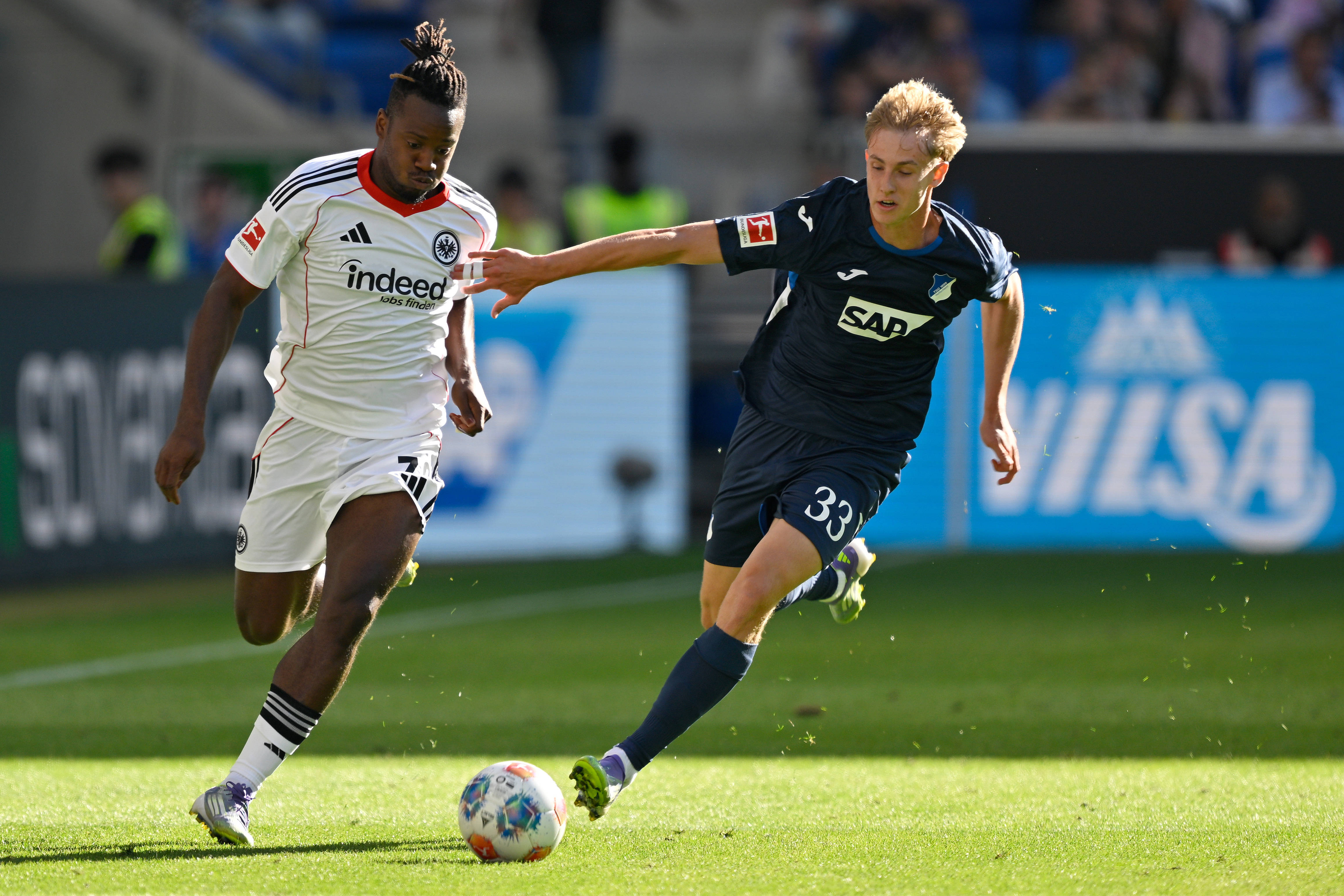 (体育)足球——德甲:法兰克福胜霍芬海姆