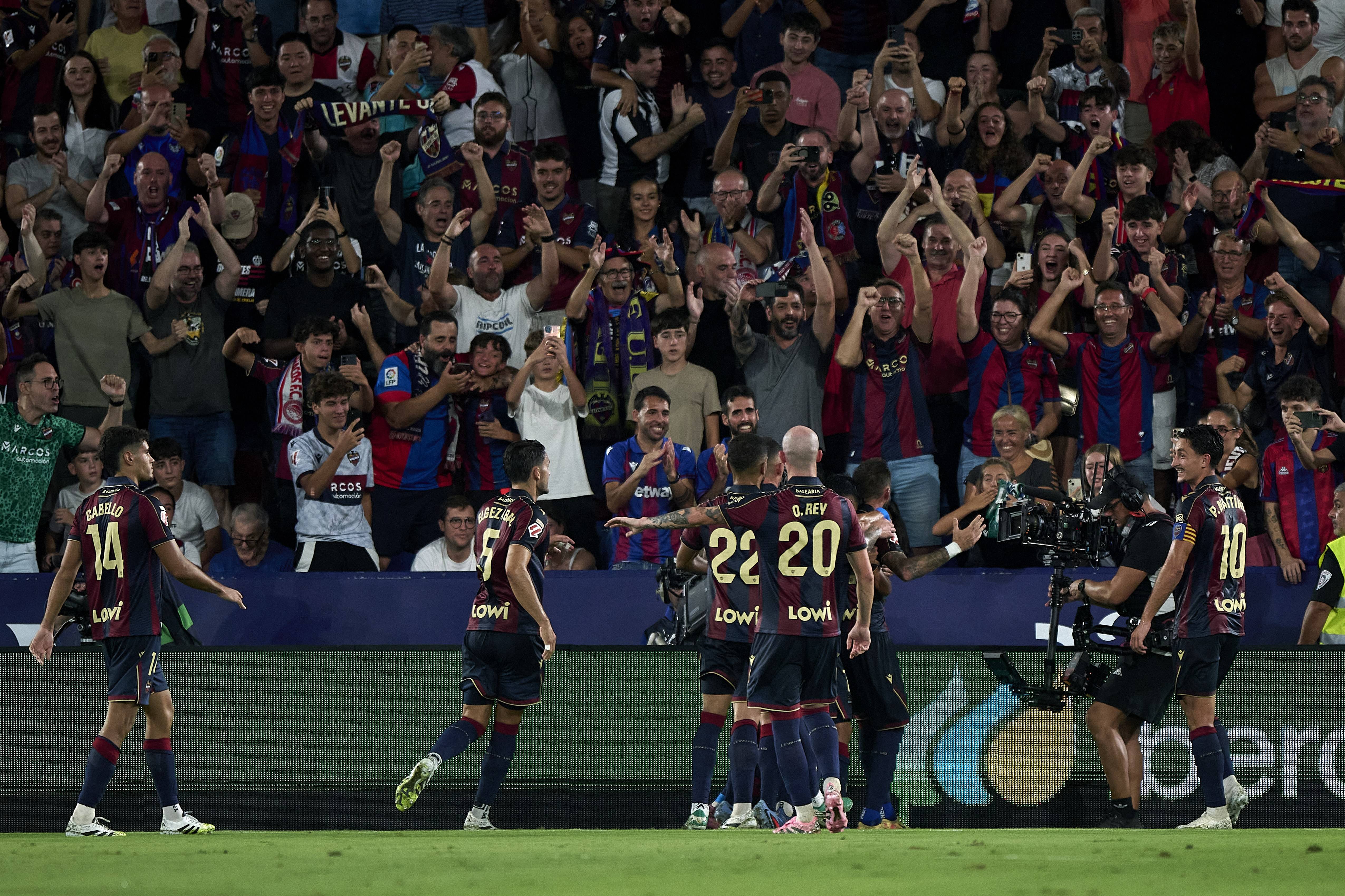 (体育)足球——西甲:巴塞罗那胜莱万特