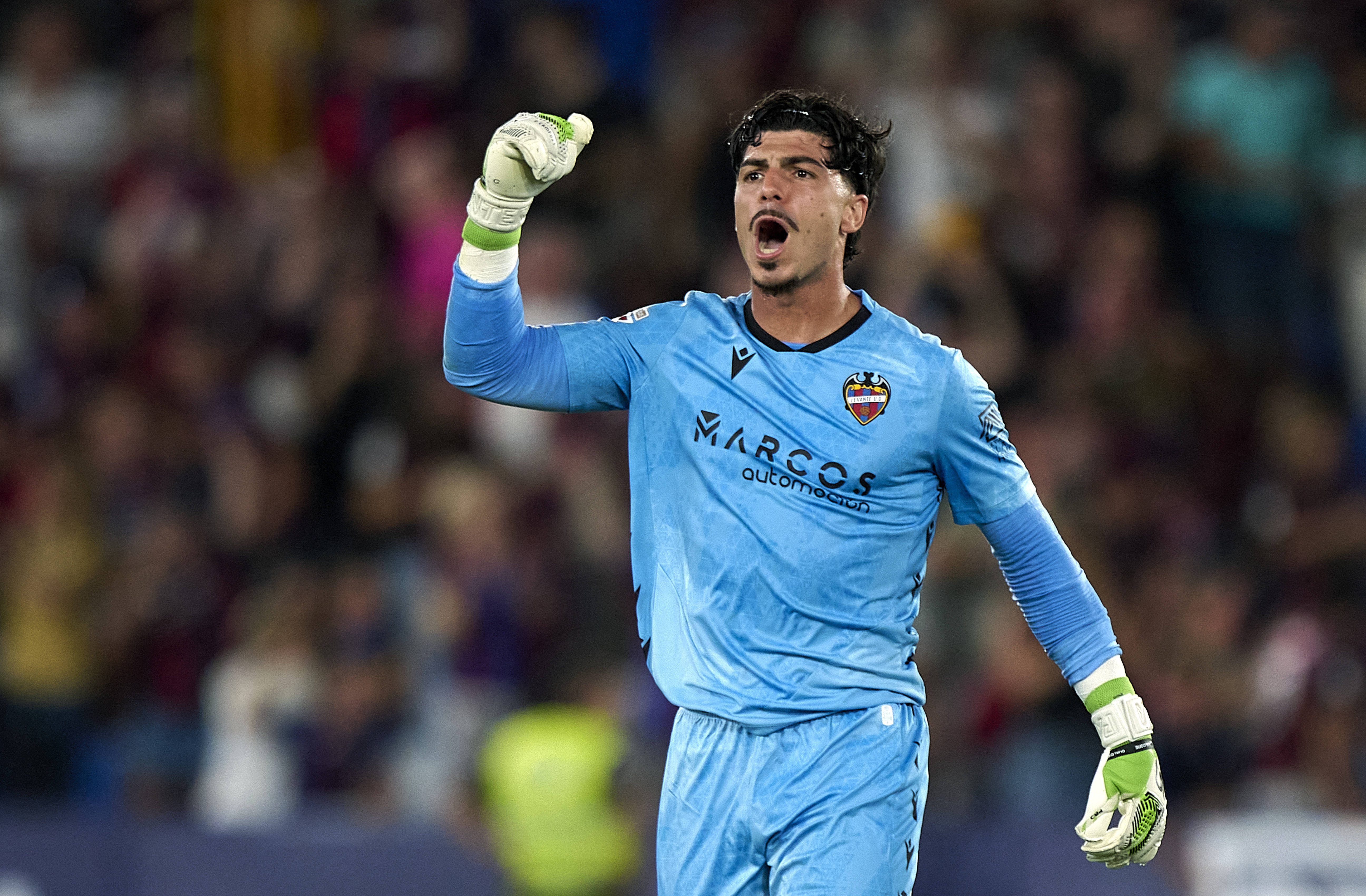 (体育)足球——西甲:巴塞罗那胜莱万特