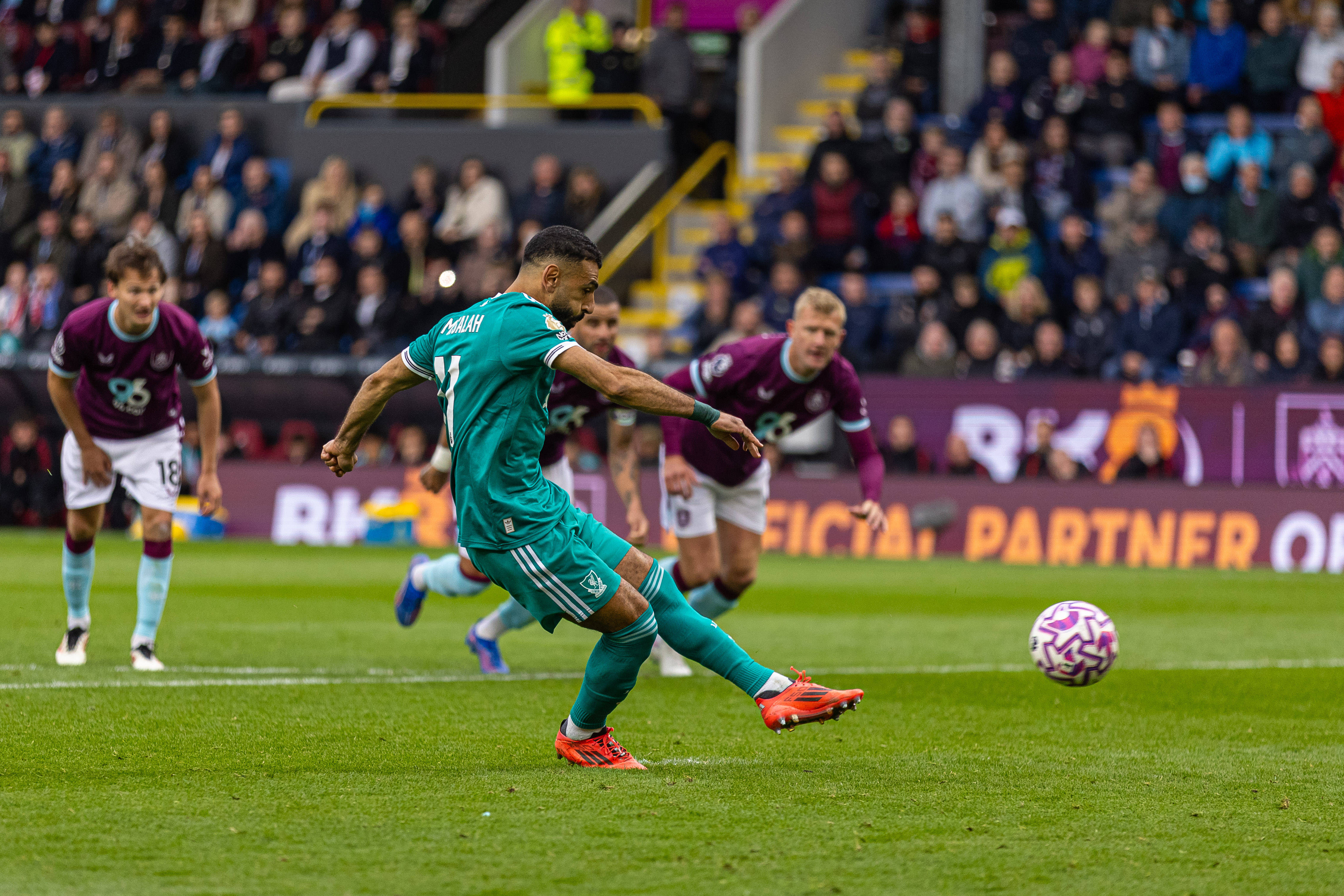 (体育)足球——英超:利物浦胜伯恩利