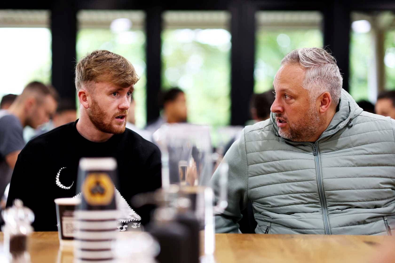 BBC:水晶宫会面前狼队体育总监霍布斯,他看了对水晶宫vs切尔西