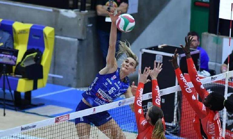 3-2险胜！科内利亚诺12连胜领跑意甲，朱婷归队备战世俱杯